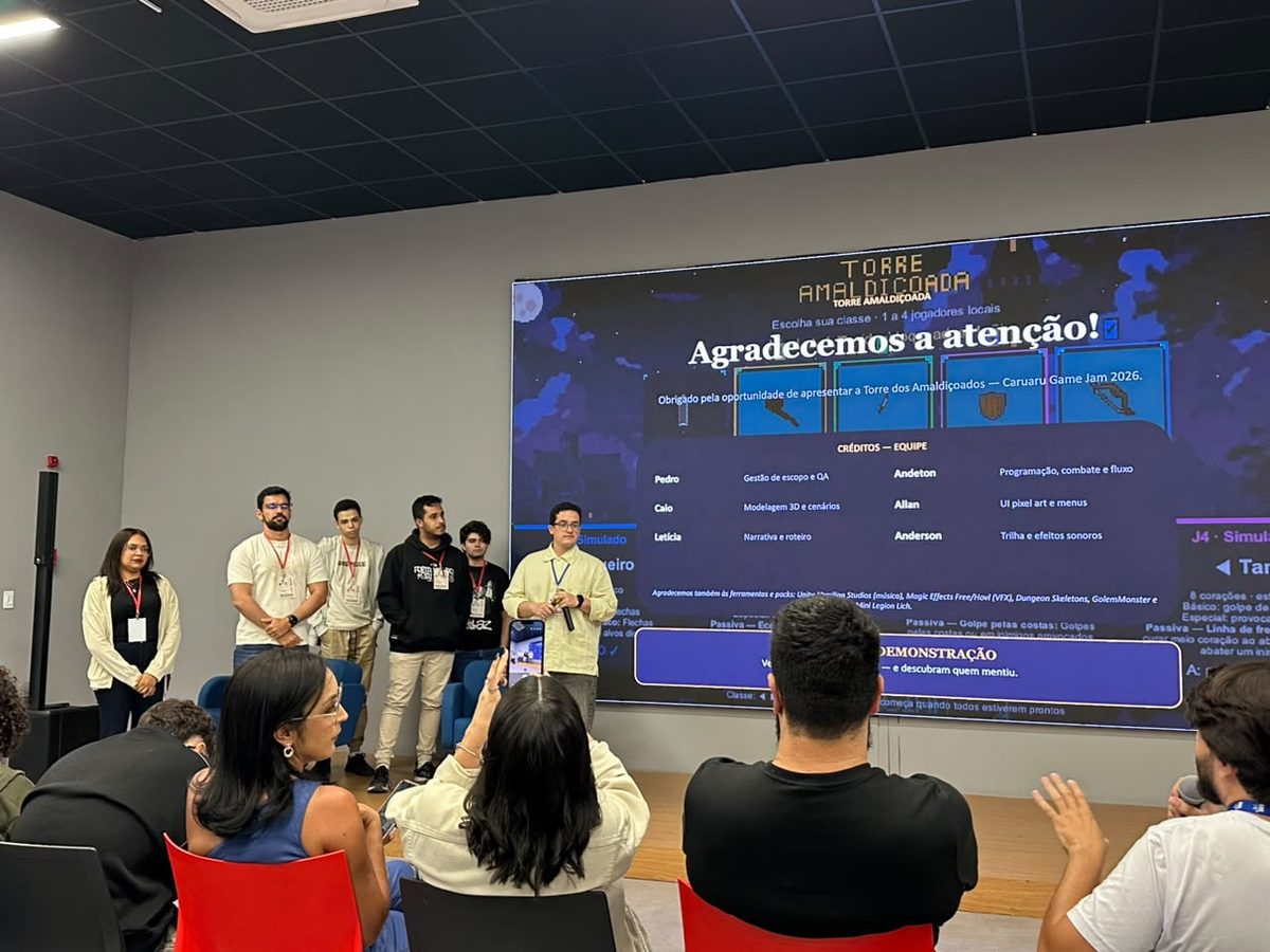 Integrantes do Último Portal desenvolvendo o jogo durante a Game Jam